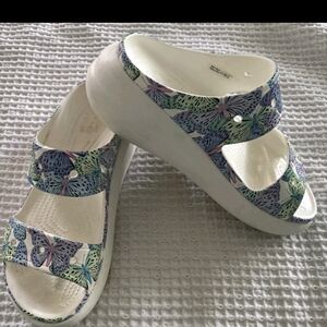 Crocs Adult Classic Crush Butterfly Platform Sandal Women’s Size 9